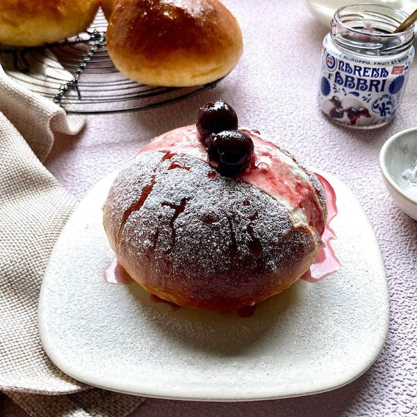 Maritozzi alla crema (Italian sweet buns)